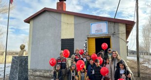 Ağrı'da jandarma ekipleri karne alan köy çocuklarını hediyelerle mutlu etti