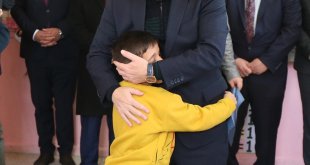 Doğu Anadolu'da öğrenciler karnelerini aldı