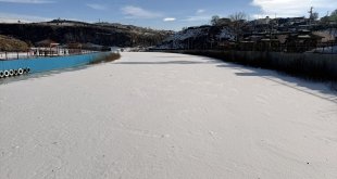 Ardahan, Kars ile Ağrı'da soğuk hava nehir ve gölleri dondurdu