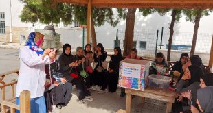 Malatya'da liseliler depremzede çocuklar için atkı, bere ve patik ördü