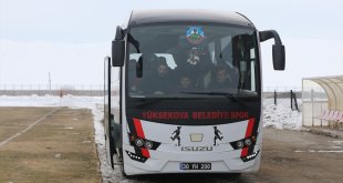 Kadın futbolcuların doğum günü sürprizi yaptığı takım otobüsü şoförü duygusal anlar yaşadı