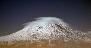 Ağrı Dağı, zirvesindeki 'şapka' şeklindeki bulutla gece görüntülendi