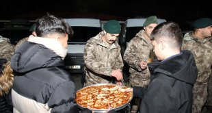 Erzincan Valisi Hamzaoğlu, uygulama noktalarında görevli güvenlik güçlerinin yeni yılını kutladı