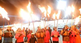 Palandöken'de tatilciler yeni yıla meşaleli kayak gösterisiyle girdi