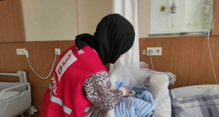 Kızılay'dan yeni yılın ilk bebeklerine 'Sevgi Bohçası'