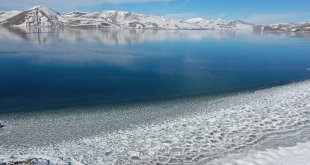 Ağrı'da yüzeyi buzla kaplanan Balık Gölü doğa tutkunlarını bekliyor