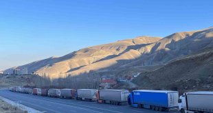 Türkiye-İran sınırında 10 kilometrelik tır kuyruğu