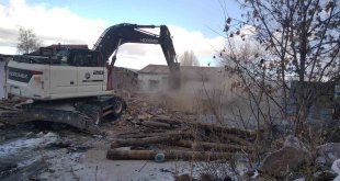 Kars Belediyesi metruk binaları tek tek yıkıyor