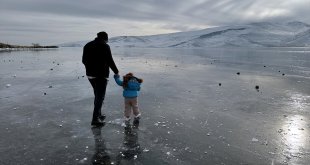 Atlı kızakçılar, Çıldır Gölü'nün yüzeyinin buz kalınlığının artmasını bekliyor