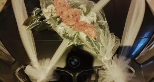 Ağrı'da gelin arabası gibi süslenen araçta 2 düzensiz göçmen yakalandı