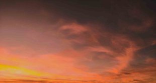 Ardahan'da gün doğumu gökyüzünü kızıla boyadı
