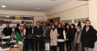 Muş'ta KPSS'ye hazırlanan öğrencilere eğitim seti dağıtıldı