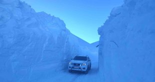 Hakkari'deki üs bölgelerinde 6 metreyi bulan kar tünelleri