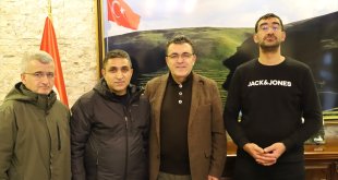 Ardahan Belediye Başkanı Demir, ödül alan gazetecileri kutladı