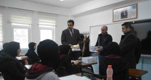 Erzincan'da öğrencilere soru bankası hediye edildi