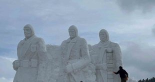 Sarıkamış'ta şehit heykellerinin yapımı için 200 kamyon kar taşındı
