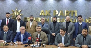 Erzurum'da AK Parti'ye katılanlara parti rozeti takıldı