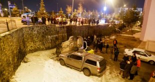 Erzurum'da feci kaza; araçlar bahçe duvarından aşağı uçtu