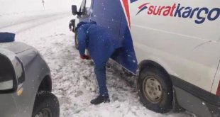 Yoğun kar yağışı nedeniyle Panor Dağı bölgesinde araçlar mahsur kaldı