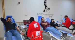 Üniversite öğrencilerinden Kızılay'a kan bağışı