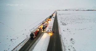 Ağrı'da kar nedeniyle İpek Geçidi'nde ulaşım güçlükle sağlanıyor