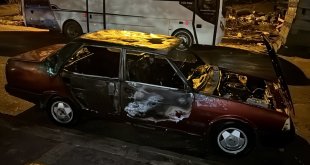 Elazığ'da yanan otomobildeki bir kişi yaralandı
