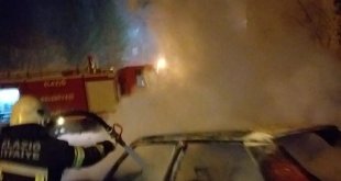 Elazığ'da park halindeki otomobil yandı: Araçtaki şahsı itfaiye kurtardı