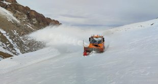 Başkale'de araçlar kara gömüldü, 38 yerleşim yerinin yolu kapandı