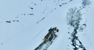 Ağrı'da 'Kar Kaplanları' kapanan yollar için seferber oldu