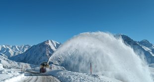 Hakkari il özel idaresinden karla mücadele çalışması