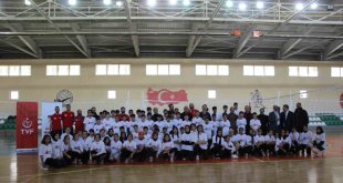 Solhan'da Fabrika Voleybol Okulu açıldı
