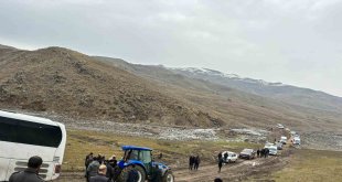 İstanbul'dan cenaze getiren otobüs çamurlu yola saplandı