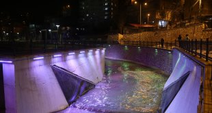 Tarihi silüetin ortaya çıkarılması için ıslah edilen Bitlis Deresi ışıklandırılıyor