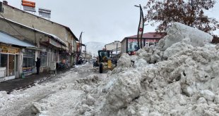 Karlıova'da günde 40 kamyon kar ilçe dışına atılıyor