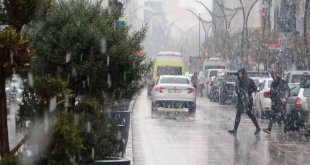 Van'da yoğun kar yağışı etkili oluyor