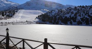 Erzincan'daki Ardıçlı Gölü'nün yüzeyi buz tuttu
