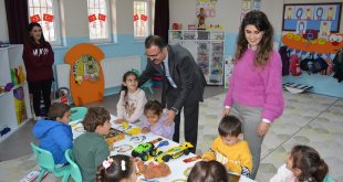 Kaymakam Ateş, öğrencilere oyuncak dağıttı