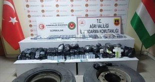 Ağrı'da tırın lastiklerinde 123 bin 800 uyuşturucu hap ele geçirildi