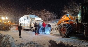 Van'da kar nedeniyle yolda kalan kamyonet, belediye ekiplerince kurtarıldı