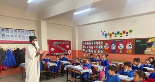 Dede Korkut'un hikâyelerini canlandırarak anlatan öğretmen öğrencilerini eğlendirdi