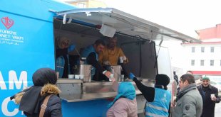 Ağrı'da "İçimizi Isıtan İyilik" projesi kapsamında çorba dağıtıldı