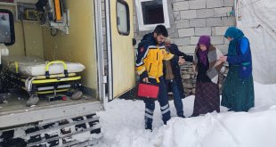 Ağrı'da yolu kardan kapanan mezrada rahatsızlanan hamile kadın hastaneye kaldırıldı