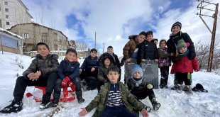 Yüksekova'da kar yağışına en çok çocuklar sevindi