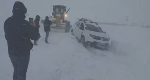 Muradiye'de karda mahsur kalan araçlar kurtarıldı
