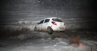 Erzurum'da kar ve tipi nedeniyle yoldan çıkan otomobildeki 2 kişi yaralandı