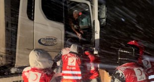 Van'da Kızılay ekipleri yolda kalan sürücülere kumanya dağıttı