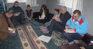 Yazıhan'da öğrencilere kitap ve kitaplık hediye edildi