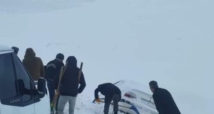 Özalp'ta kar nedeniyle yolda kalan araçlar kurtarıldı