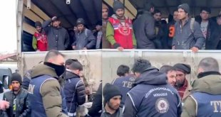 Erzincan'da kamyon kasasında 99 kaçak göçmen yakalandı