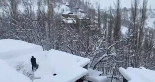 Bahçesaray'da kar etkili oluyor